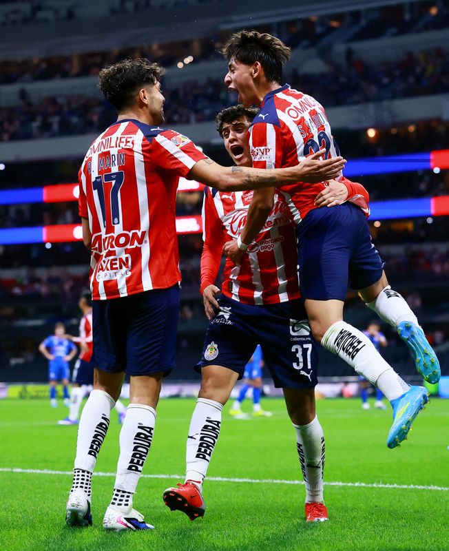 Jugadores de Guadalajara celebran tras anotar uno de los dos goles en el empate ante Cruz Azul en la semifinal del torneo mexicano. Estadio Banorte, Ciudad de México, México. 13 de mayo de 2026. REUTERS/Eloisa Sánchez