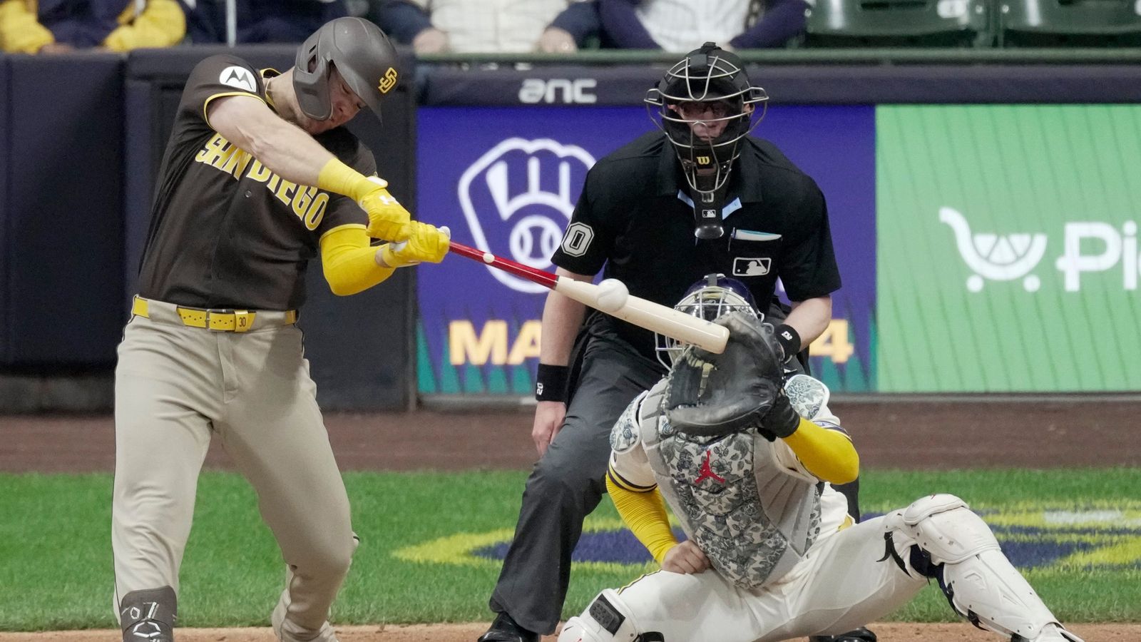 Holy sheets: Gavin's three-run home run powers Padres past Brewers