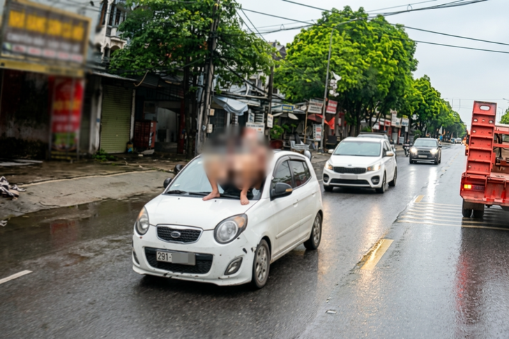 Bị bố vợ đòi lại ô tô, con rể nằm lên kính chắn gió khi xe đang chạy: Hai cha con bị khởi tố