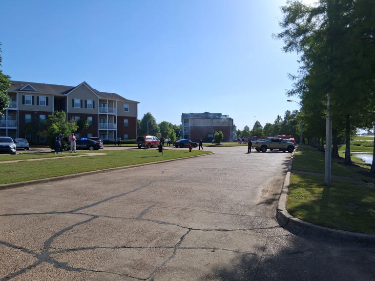 Fire engulfs Olive Branch apartment building