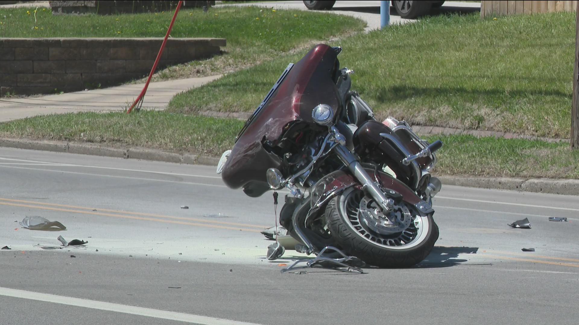 Motorcyclist critically injured in Des Moines crash dies