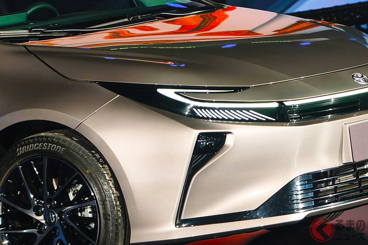 約230万円!トヨタ最新「カローラ」は“プリウス顔”採用!全長4.7mの「ビッグボディ」に進化で“高級感”アップ!「若者向け」の精悍スポーティ ...