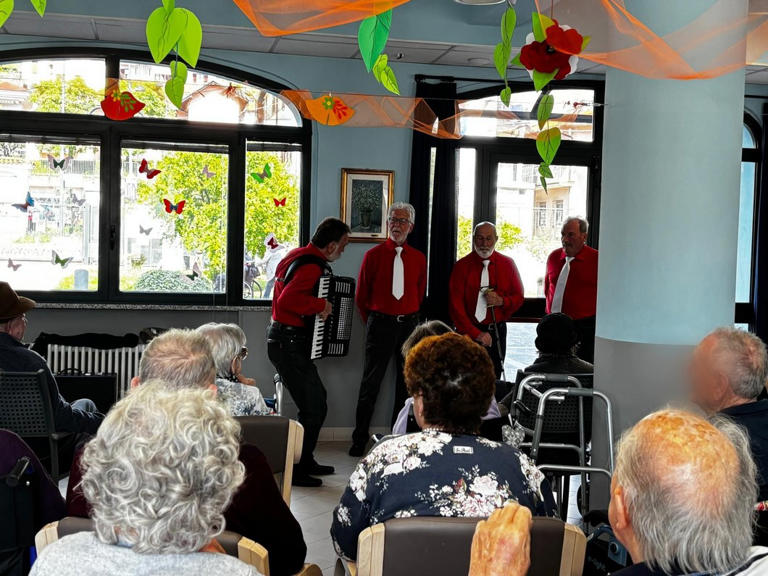 Alla Rsa di Calolzio una festa della mamma a suon di musica
