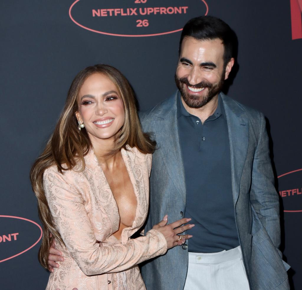 Jennifer Lopez sánh đôi bạn trai tin đồn trên thảm đỏ