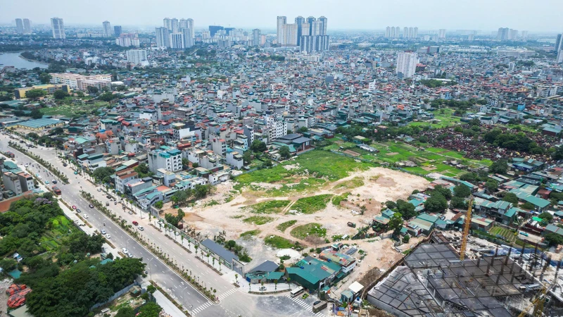 Hiện trạng khu đất làm nhà tang lễ với 2 tháp giữa trung tâm Hà Nội