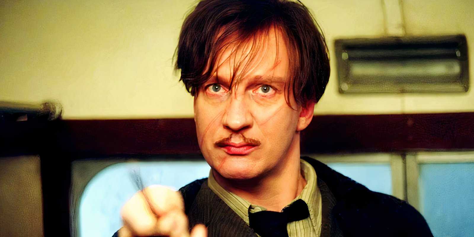 David Thewlis pointing his wand as Remus Lupin in Harry Potter and the Prisoner of Azkaban