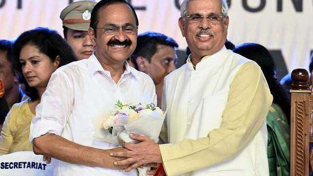 CPI(M), BJP clash over 'Vande Mataram' rendition at Kerala Cabinet ...