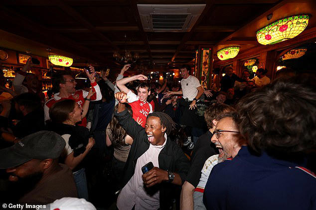 Arsenal fans paint North London red as they celebrate first Premier ...