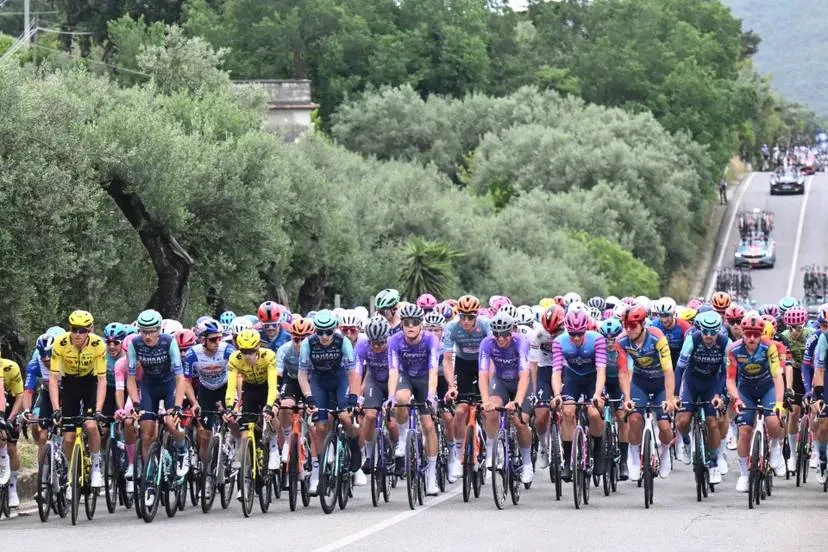 Stage 10 fines and time penalties: Jury issues two yellow cards during ...
