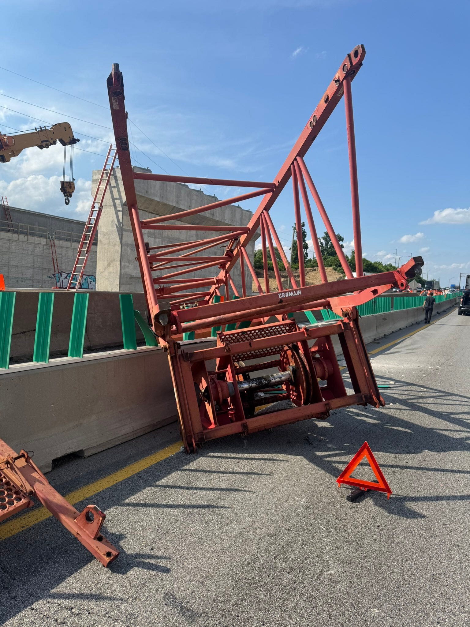 Fallen crane causing delays on I-75