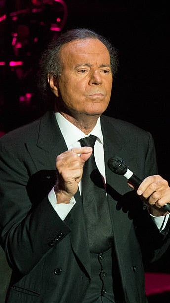 Julio Iglesias se querella contra Yolanda Díaz por injurias y calumnias