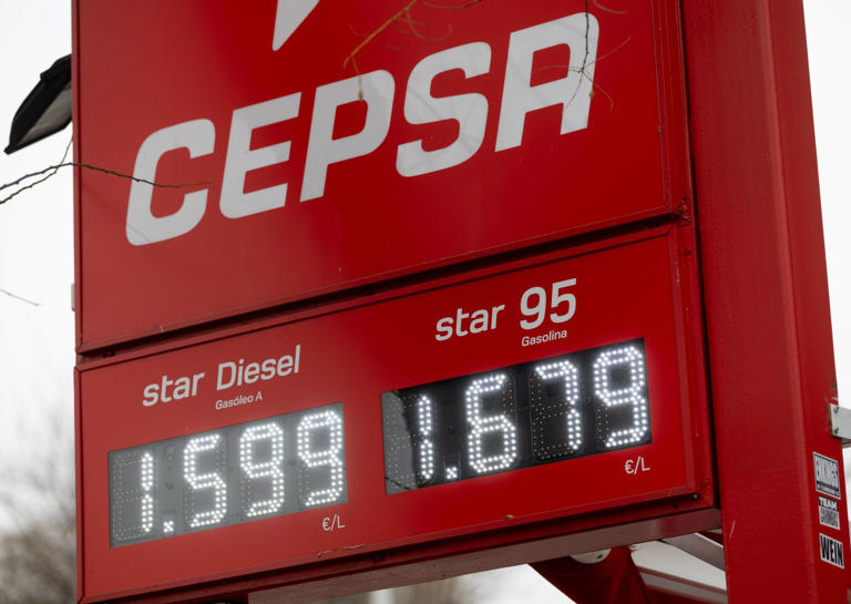 La CNMC avisa: la subida de carburantes en España se intensifica por la ...