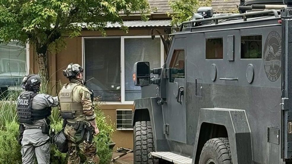 Man arrested after 7-hour SWAT standoff following stabbing in Seattle’s ...