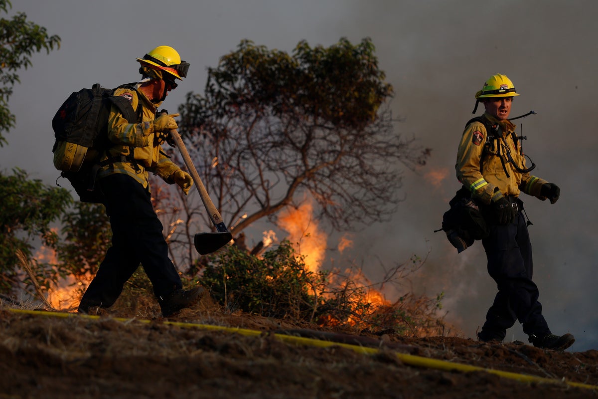 Sandy fire: Fast-moving California wildfire forces 17,000 to evacuate