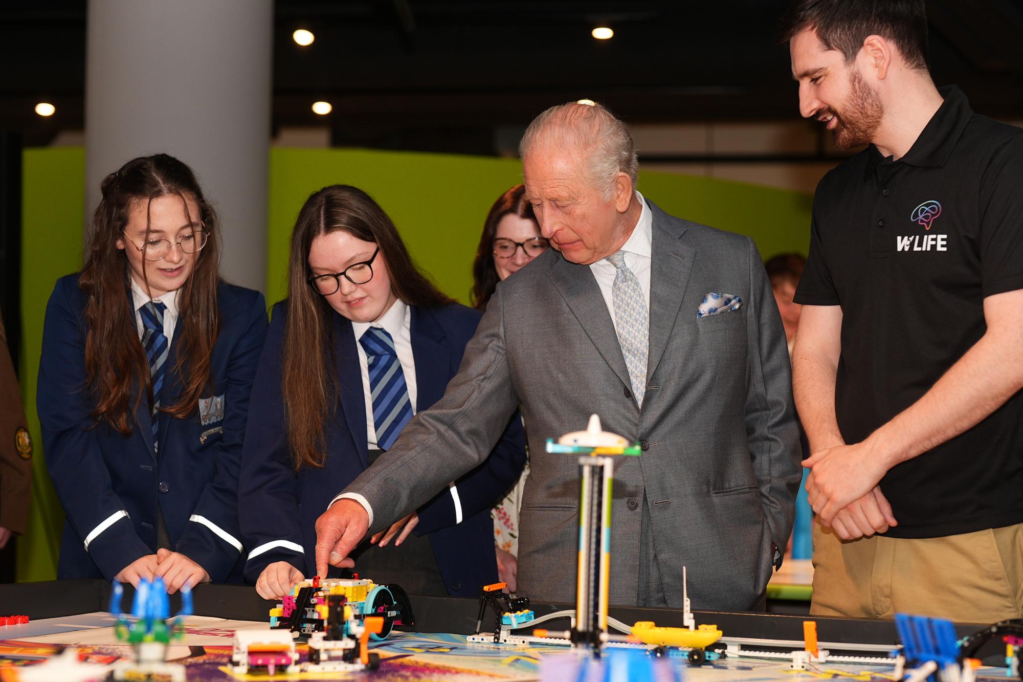 King tastes high-tech future with robot demonstration