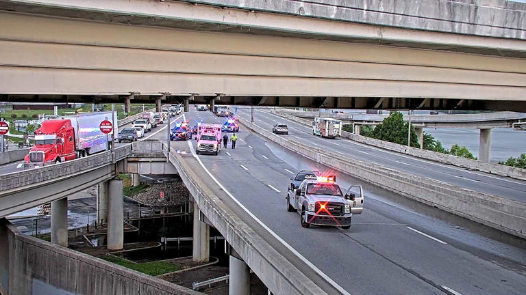 Crash on I-64 E near downtown Louisville shuts down all lanes