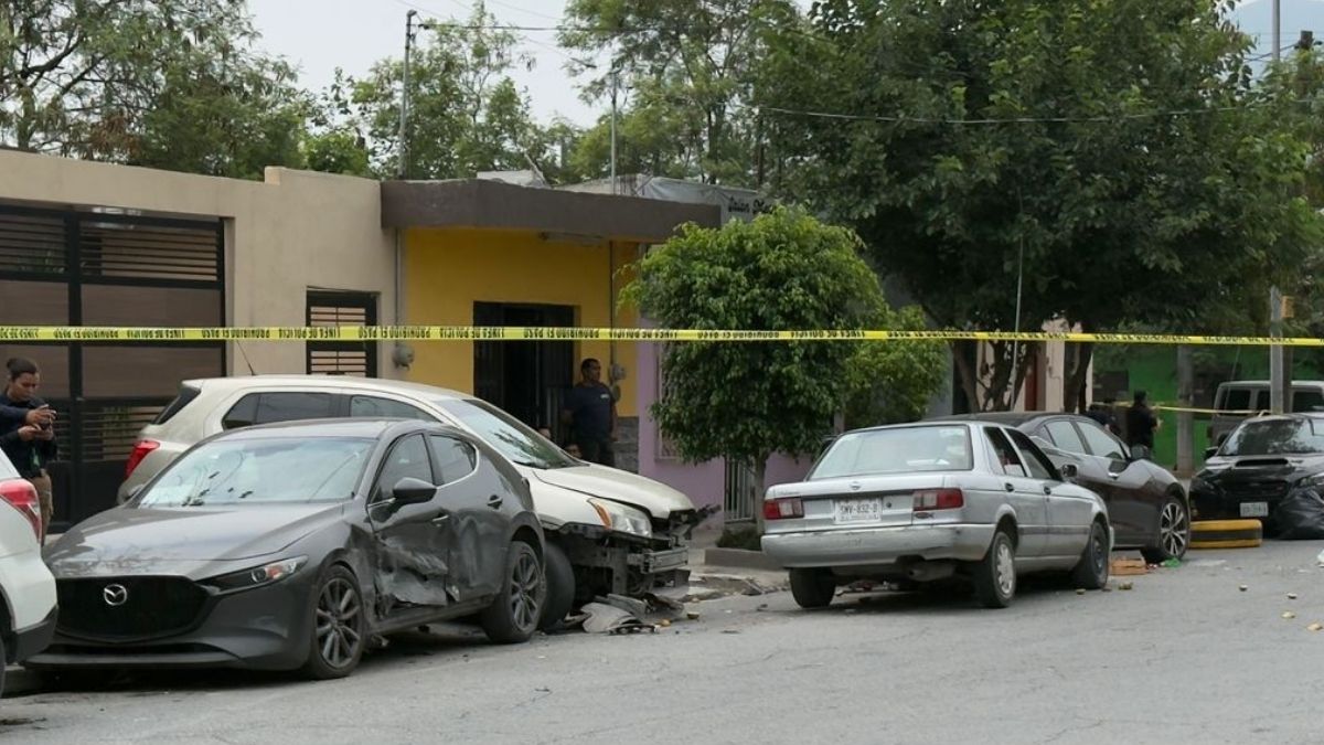 Hombres armados desatan caos tras robo y logran escapar en Monterrey