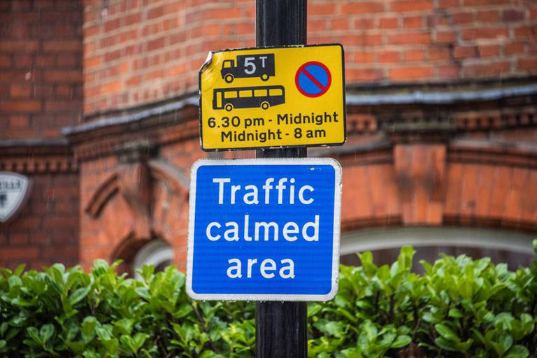 Drivers should know difference between 2 similar red and blue road ...