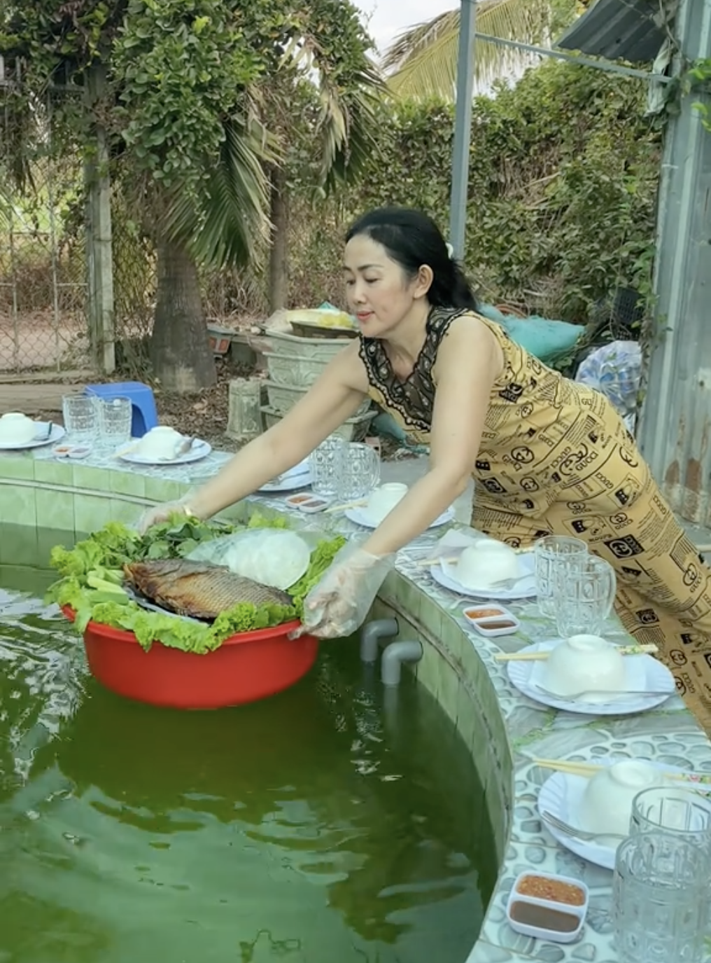 Gia đình miền Tây đãi khách ăn giỗ bằng 'băng chuyền nước'