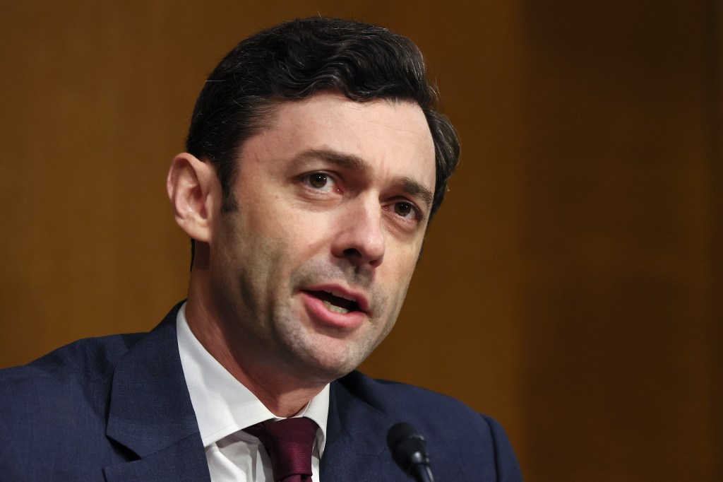 Jon Ossoff's chances of losing to Republicans, according to polls