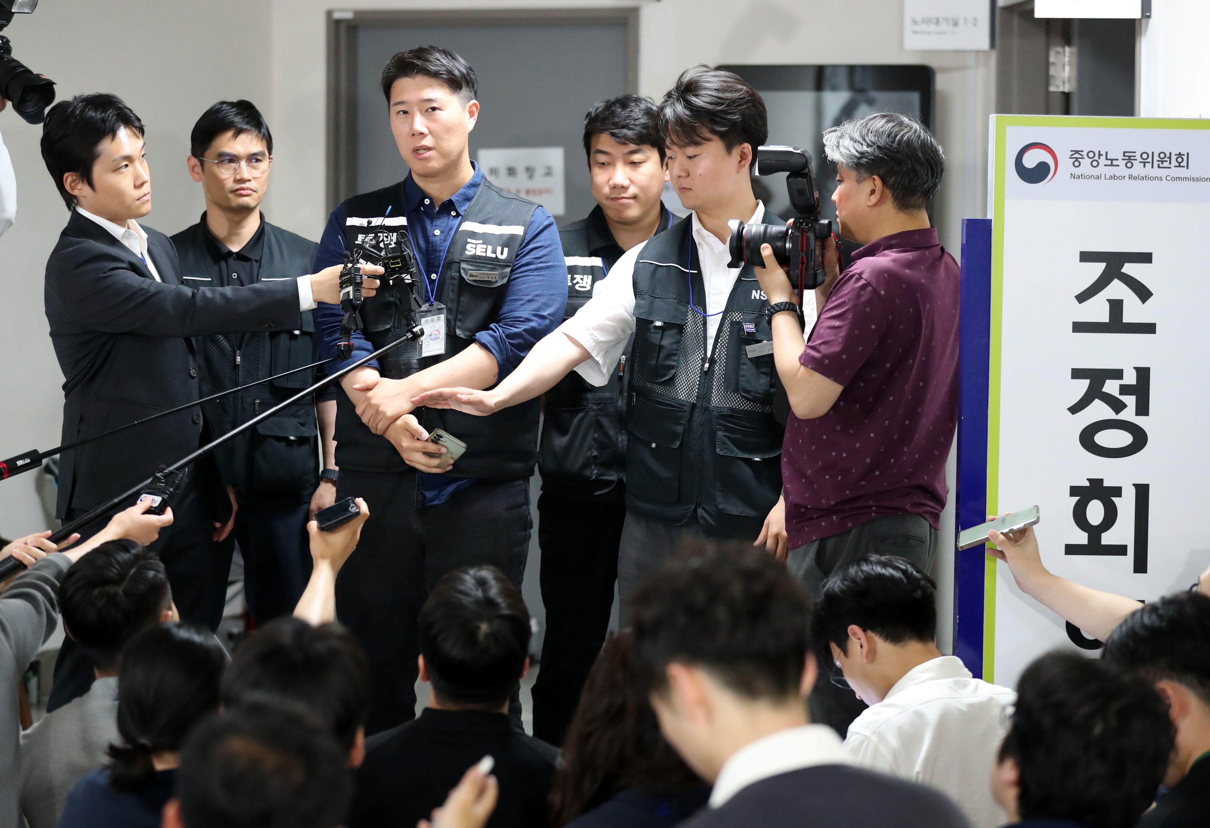 Minister Kim resumes Samsung labor negotiations