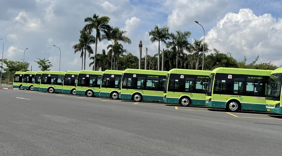 Tuyến buýt điện 74 và 99 đổi xe lớn, thêm tiện lợi cho khách đi lại