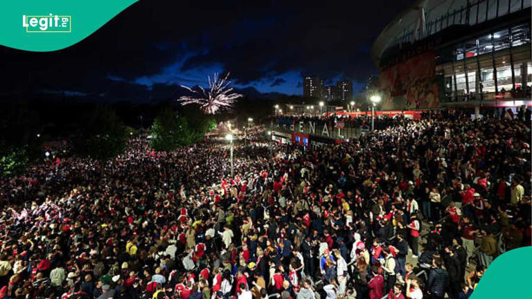 Arsenal fans party in the streets after Gunners win first Premier ...
