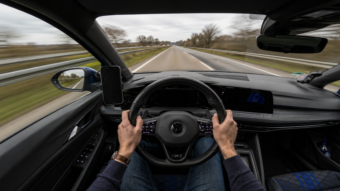 VW Golf R Mk8 haalt hoge snelheid op de onbeperkte Autobahn