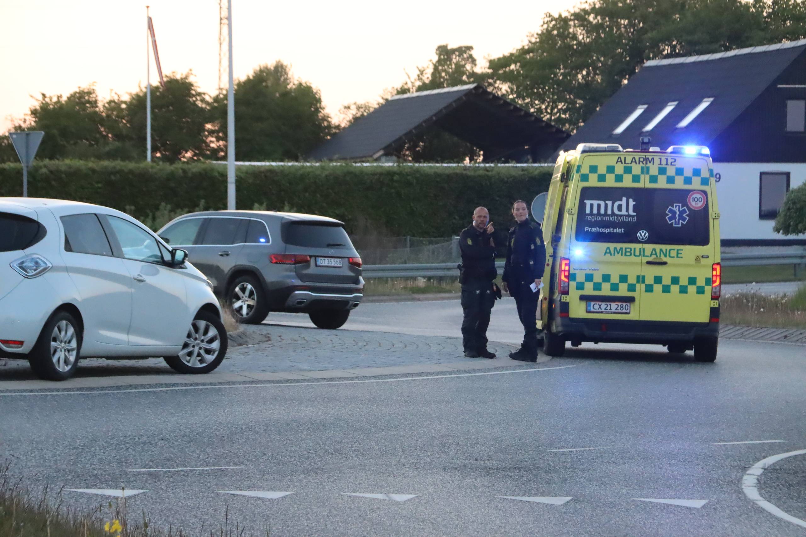Cyklist ramt af bil – slap heldigt fra ulykke i rundkørsel