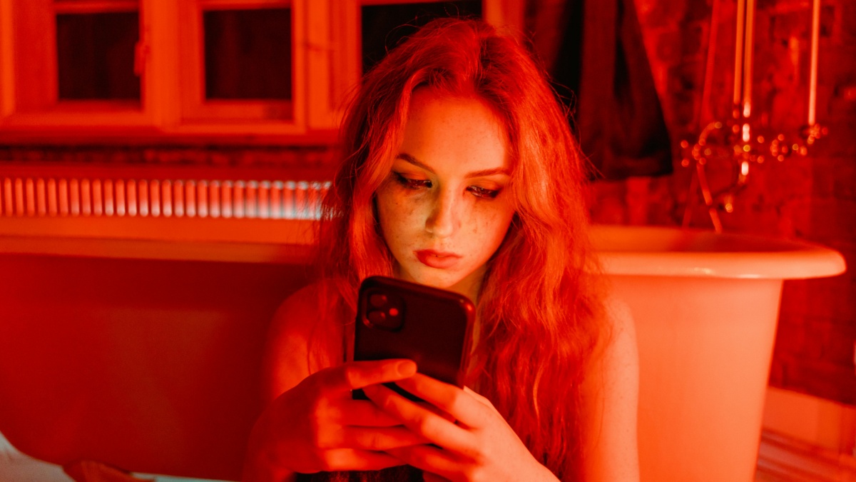 The real reason people cannot stop watching messy relationships online ...