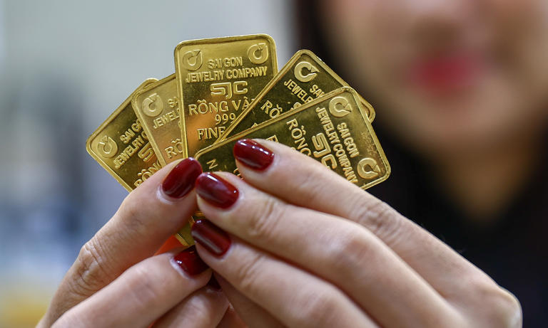 Gold prices drop