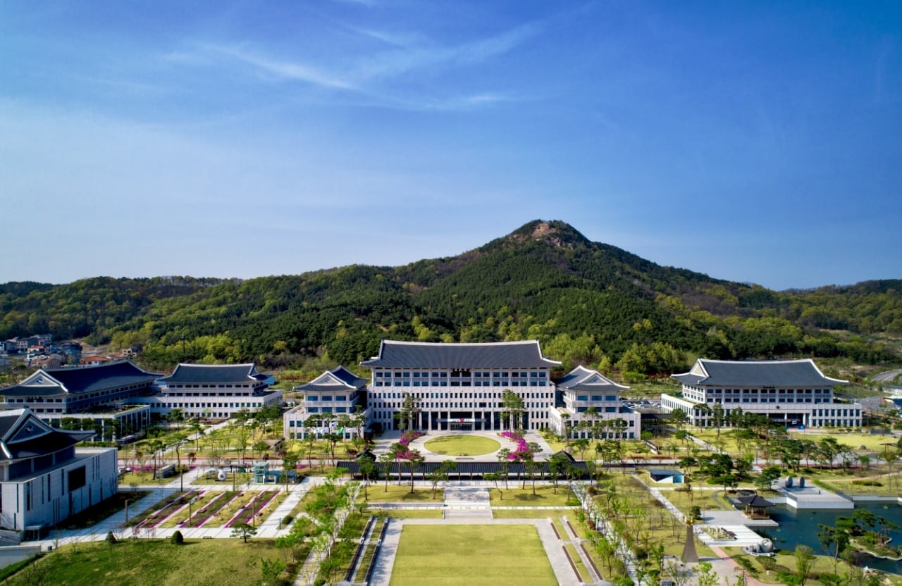 Gyeongbuk Province turns fallen apples, melons into eco-friendly insect ...