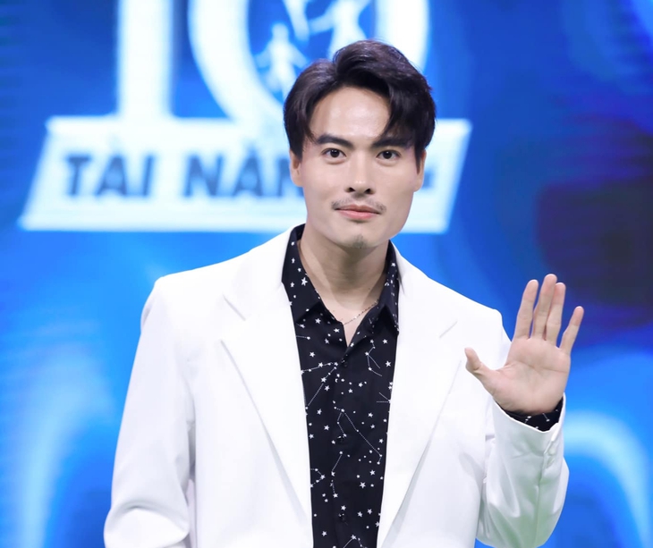 Võ Tấn Phát làm giám khảo Siêu tài năng nhí cùng Hari Won
