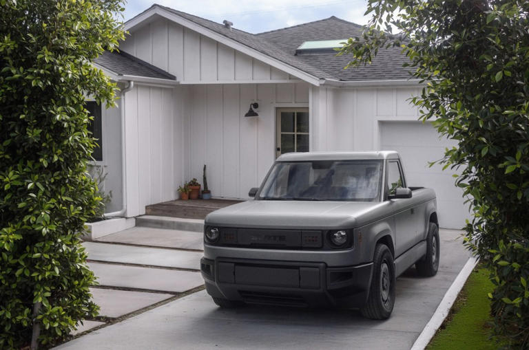 Slate truck foregoes techy nonsense in favor of practical design