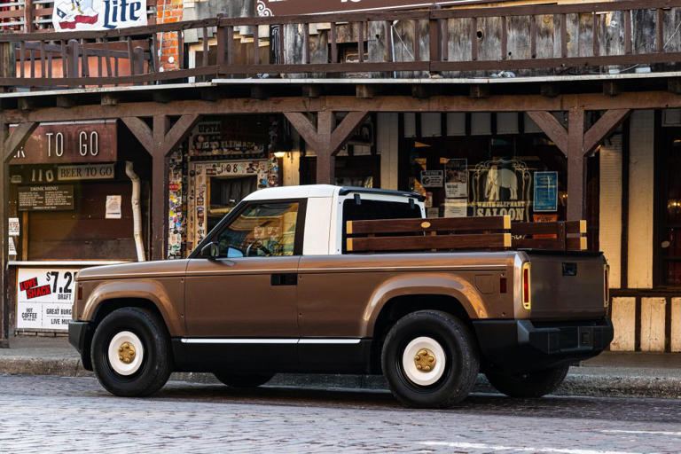 Slate truck foregoes techy nonsense in favor of practical design