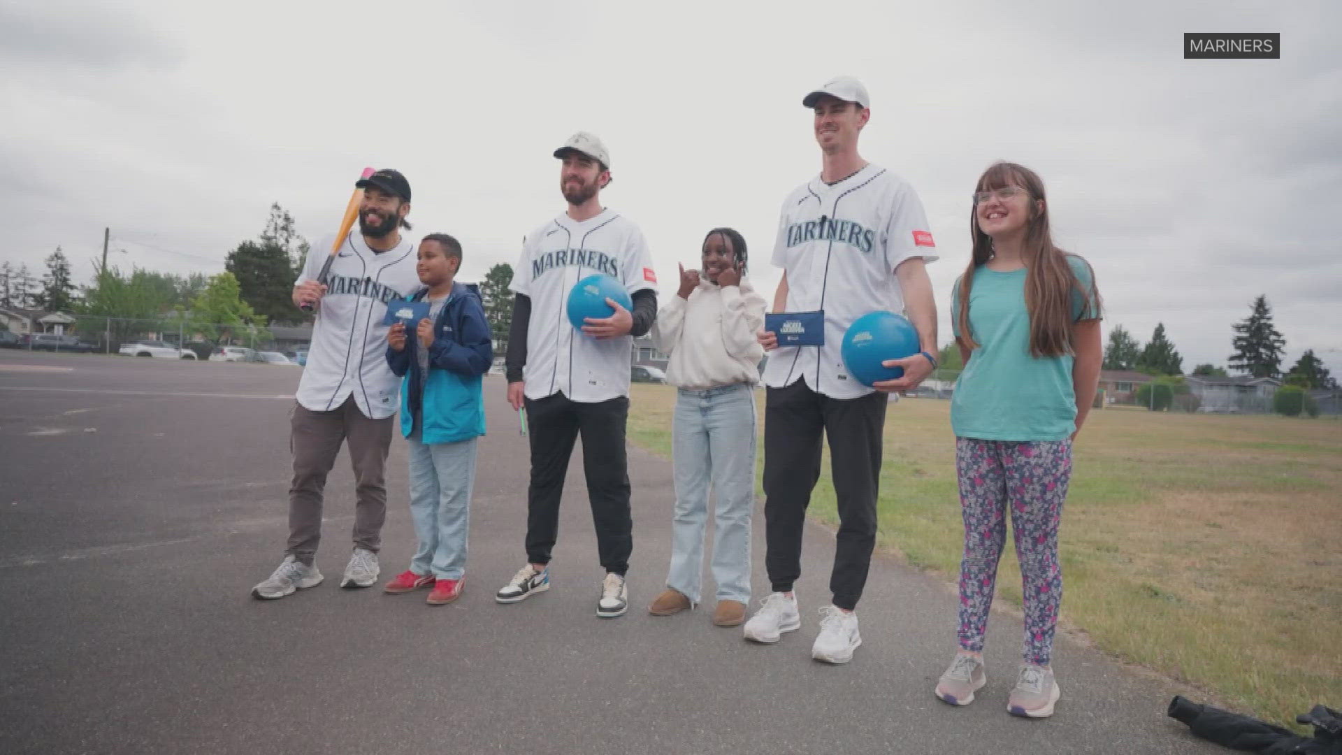 Mariners players take over recess at local school