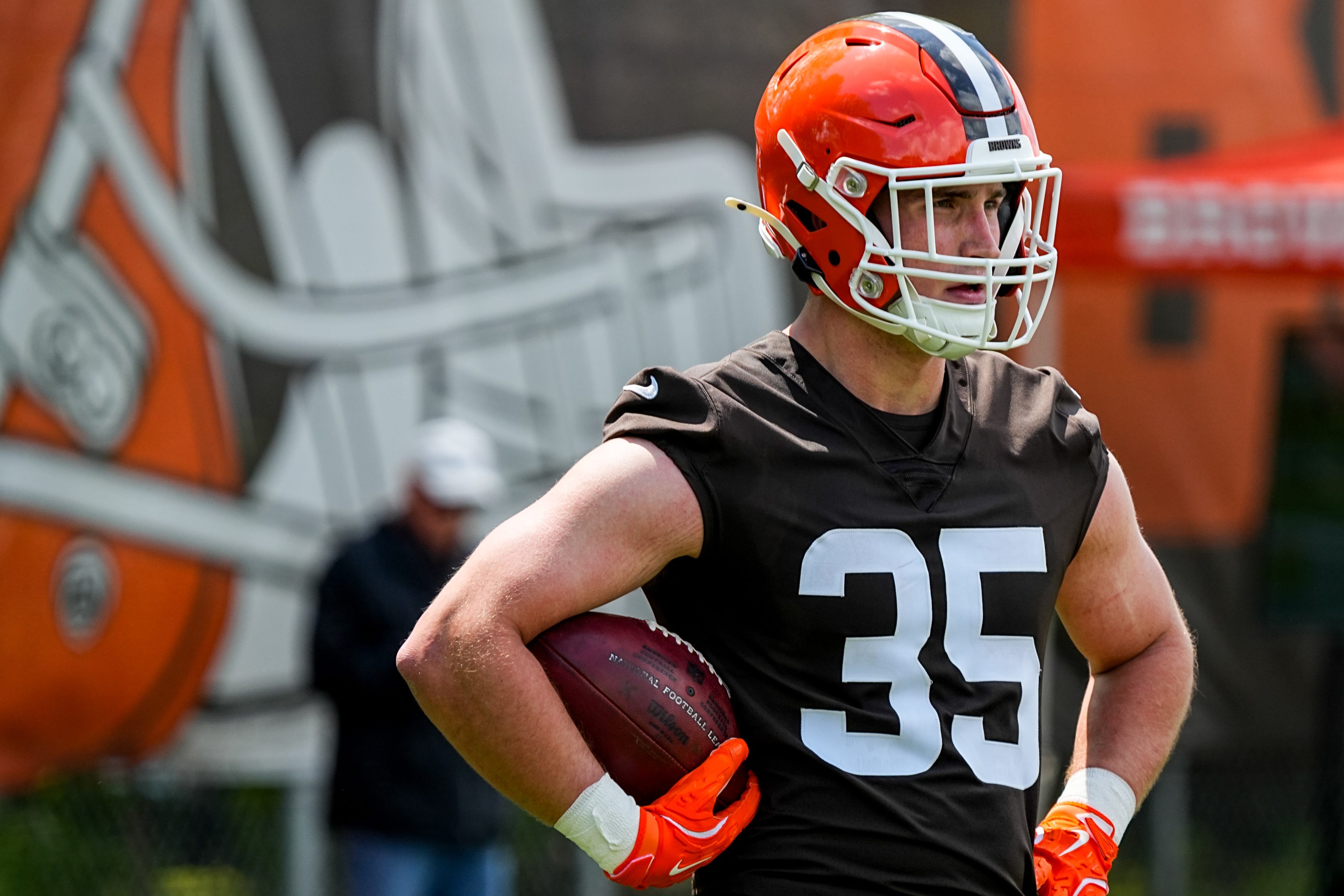 Browns' newest LB: 'You bet I want to be a Brown'