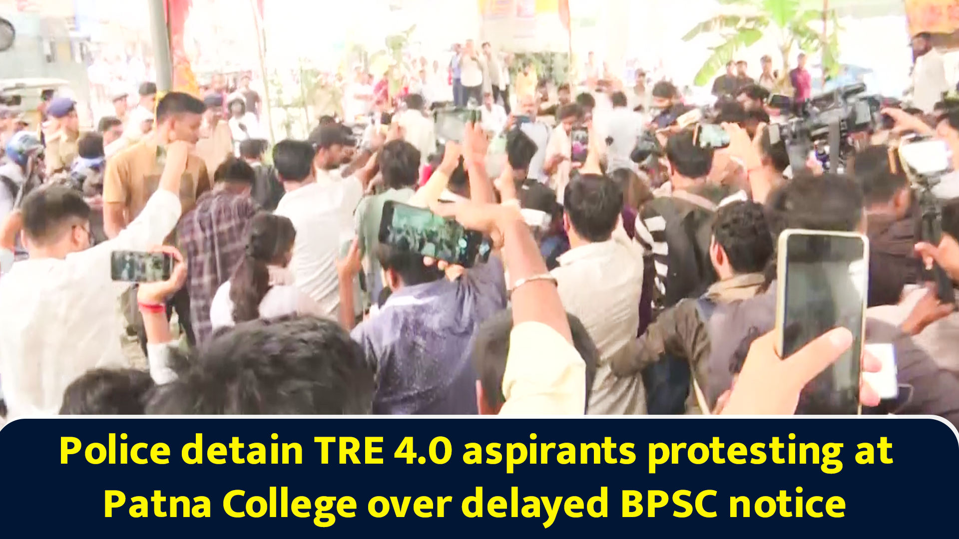 Police detain TRE 4.0 aspirants protesting at Patna College over ...