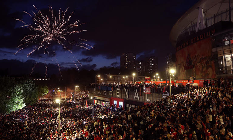 Arsenal fans paint North London red as they celebrate first Premier ...