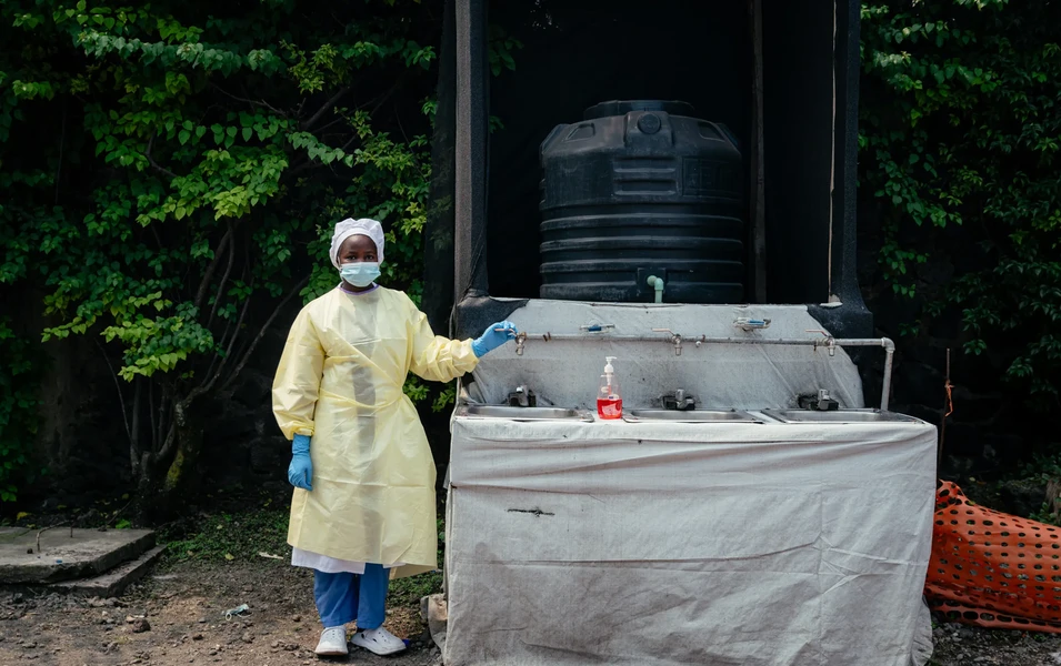 Canada maintains no Ebola travel ban despite outbreak risk