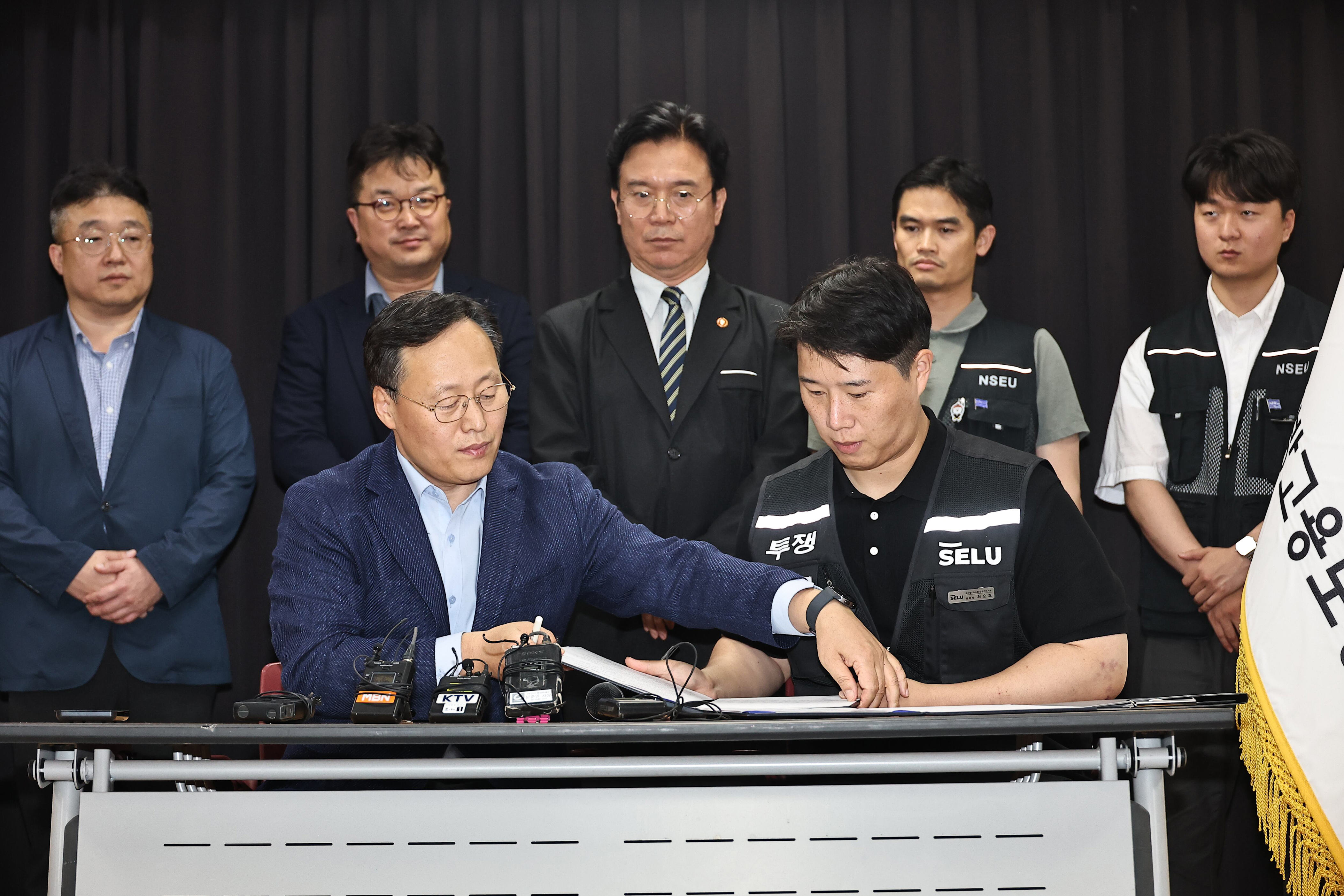 Samsung Electronics averts strike with last-minute pact