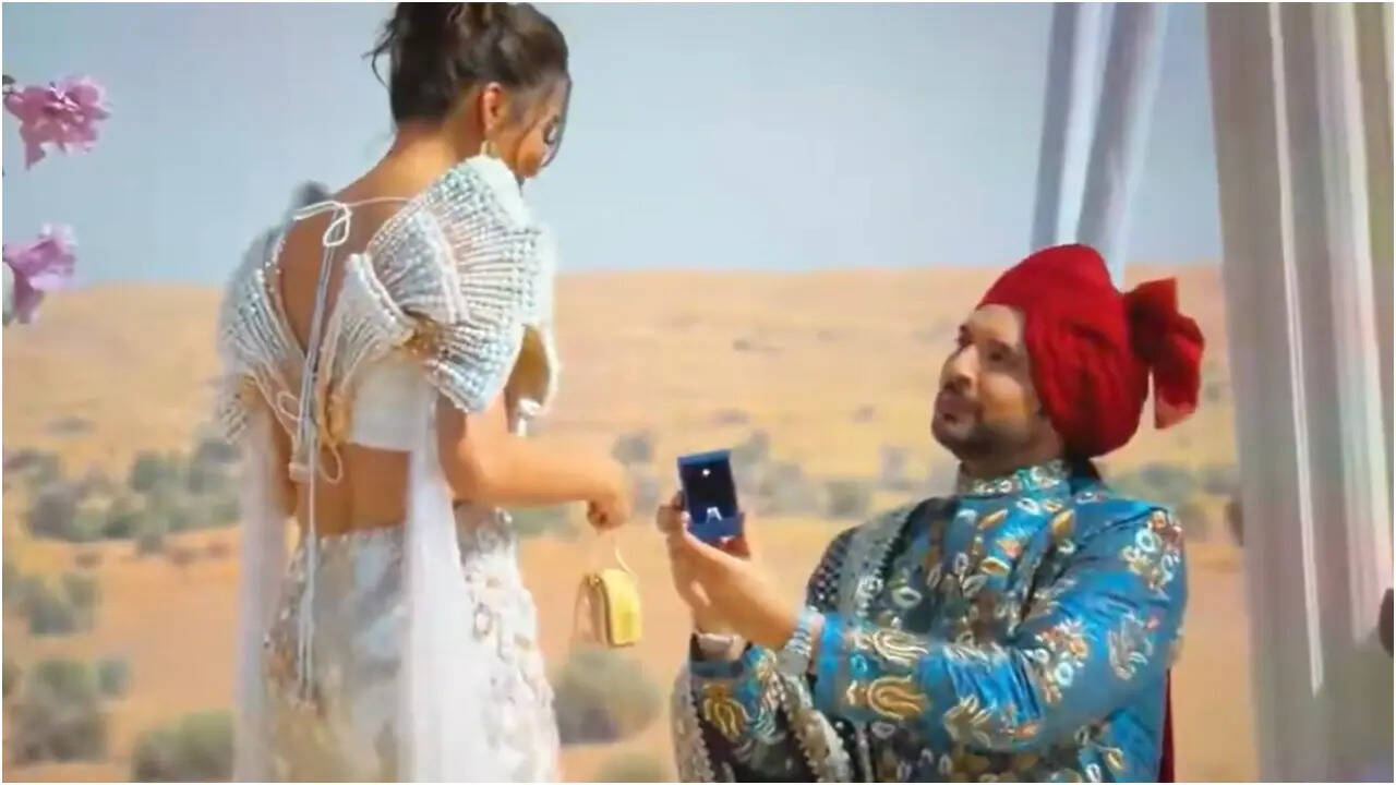 Karan Kundrra goes down on one knee to propose to Tejasswi Prakash on ...