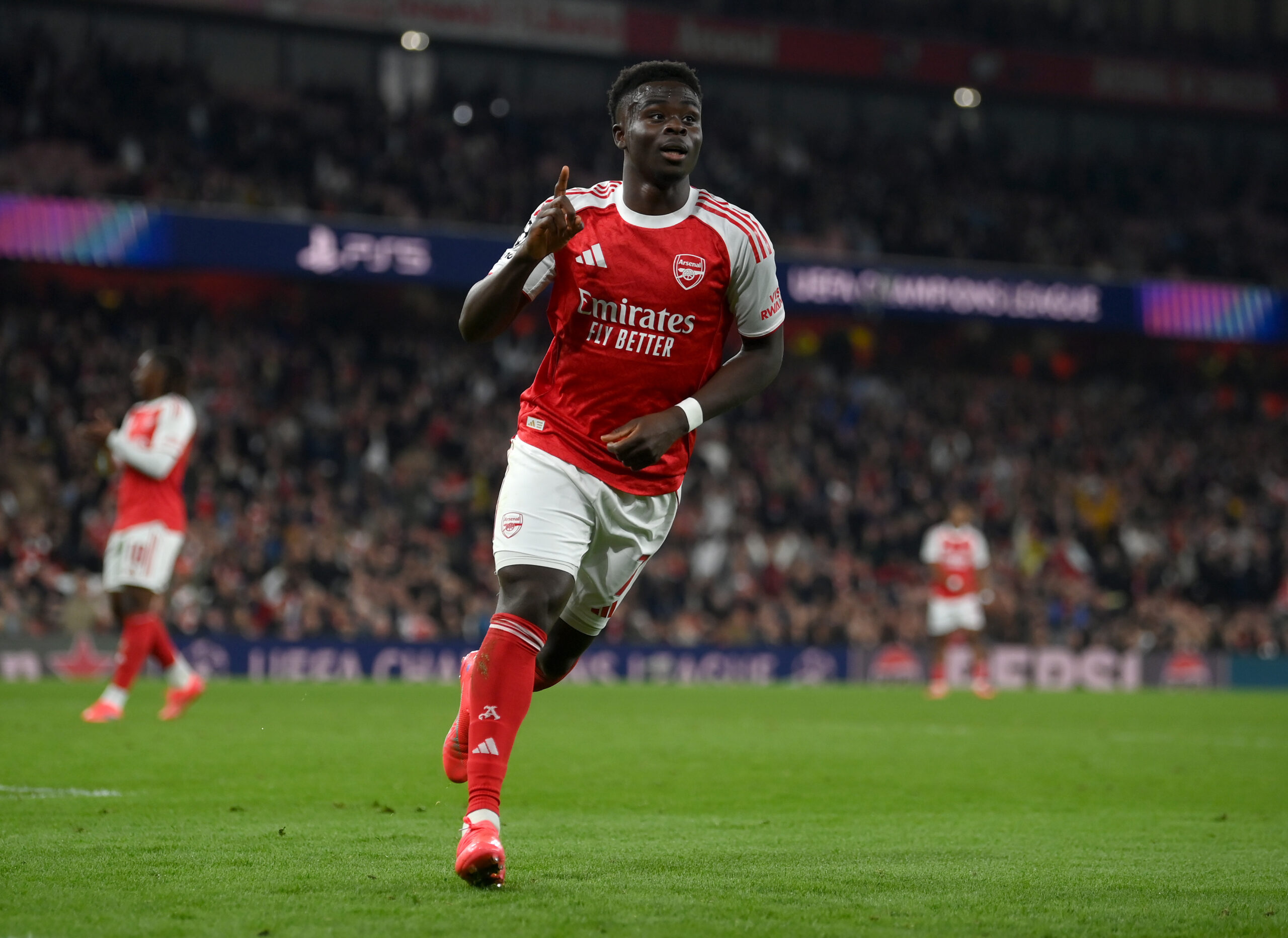 Saka e il suo impegno sociale: il motivo del premio Sócrates all'inglese