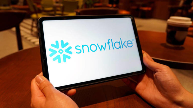 Snowflake Inc. Q2 2027 earnings: Live updates of $SNOW earnings call ...