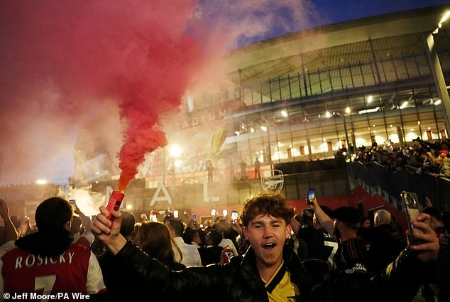 Arsenal fans paint North London red as they celebrate first Premier ...