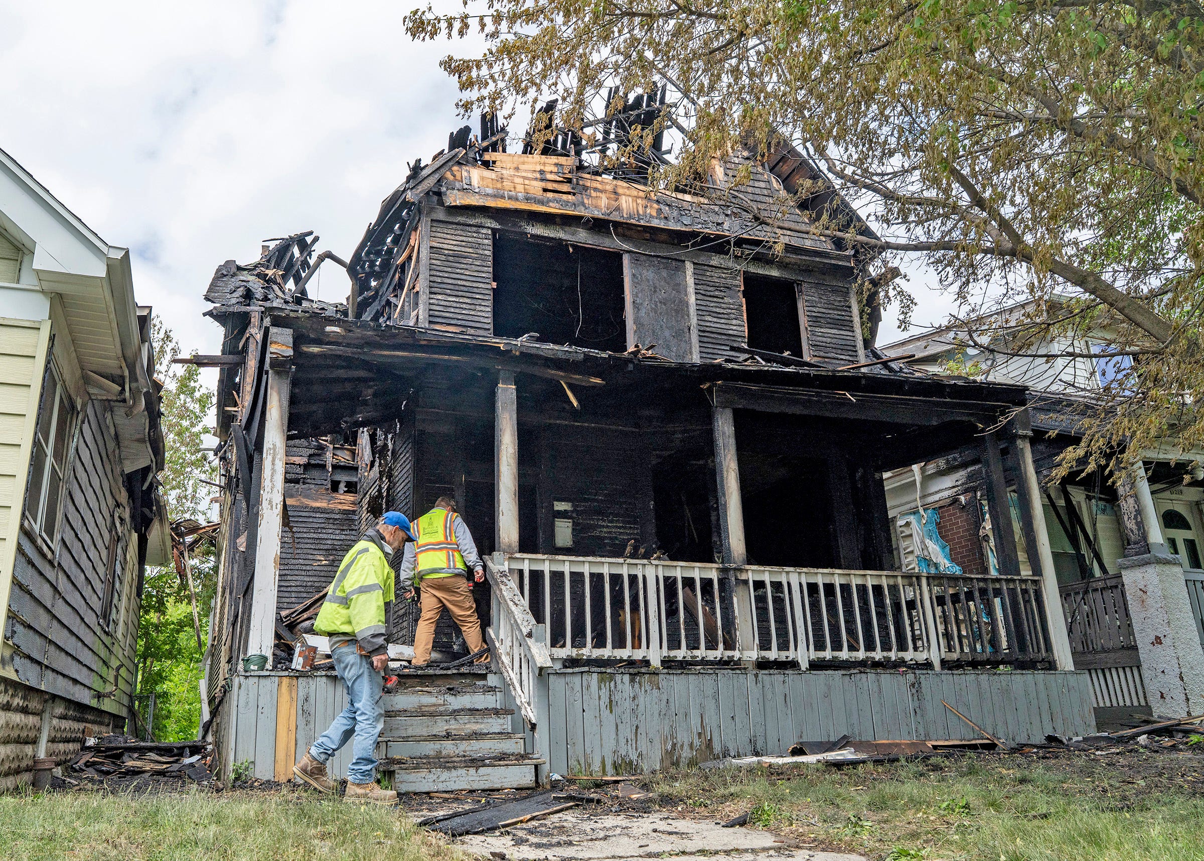 Early morning house fire burns 3 homes on Milwaukee's north side