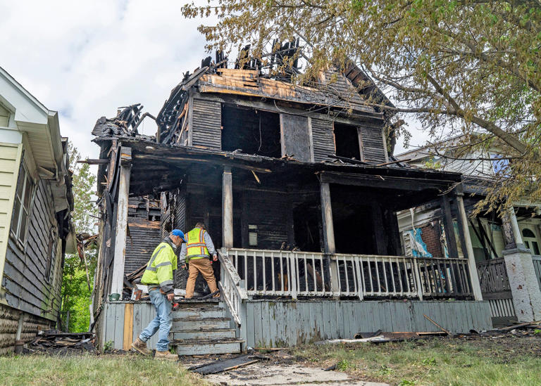 Early morning house fire burns 3 homes on Milwaukee's north side