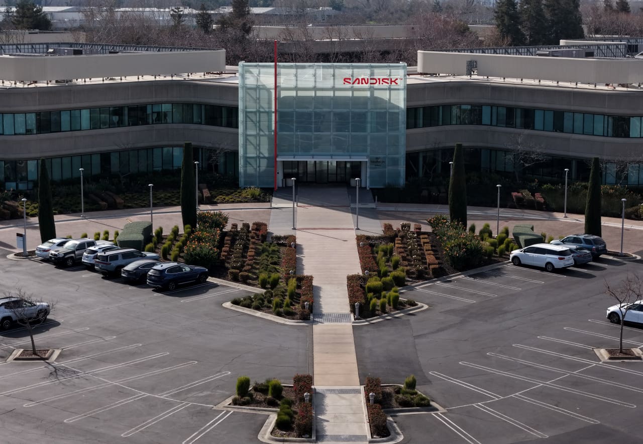 Sandisk CEO says memory market will stay 'undersupplied.' AI is ...