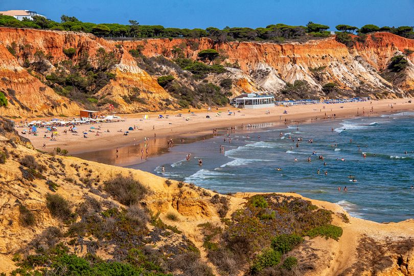 Portugal tourist hotspot will issue €1,800 fines if Brits break strict ...