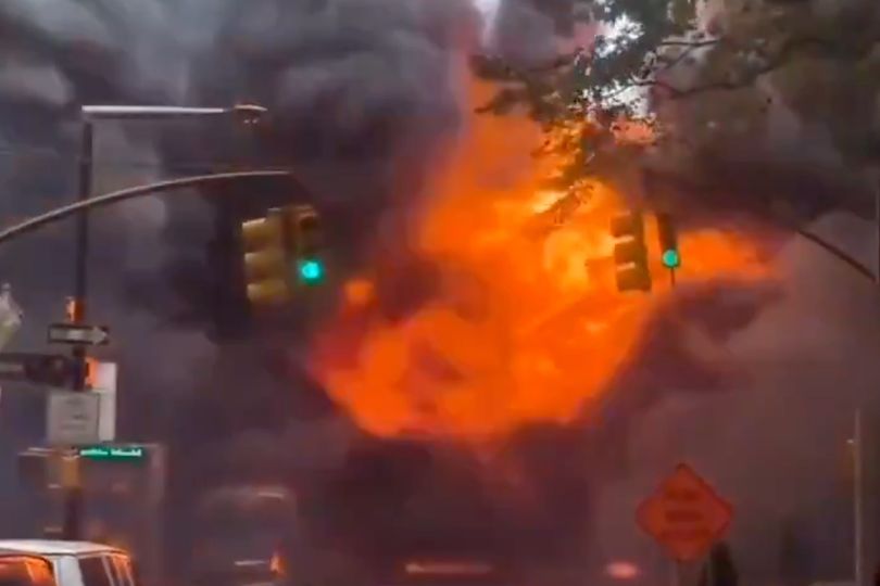 Fireball explosion near NYC's iconic Charging Bull forces bypassers to ...